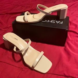 Adorable double strap nude block heel Sz 10